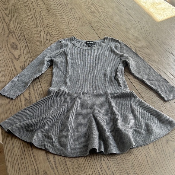 Lord + Taylor grey sweater top very flattering size small - Picture 1 of 2